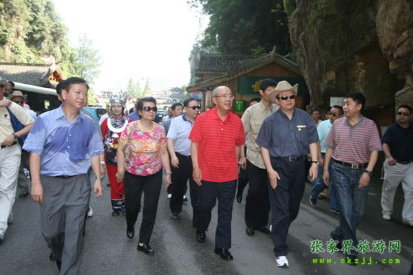 張家界市委書記胡伯?。ㄗ笠唬┡阃瑖顸h主席吳伯雄（正中）前往梯瑪神歌劇場